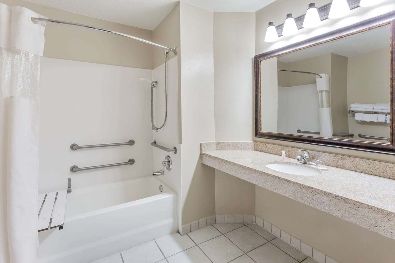 Baymont by Wyndham Mequon Milwaukee Area — photo 4