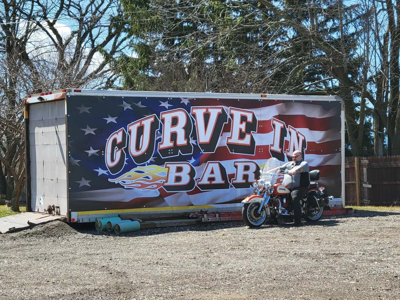 Curve In Bar — photo 10