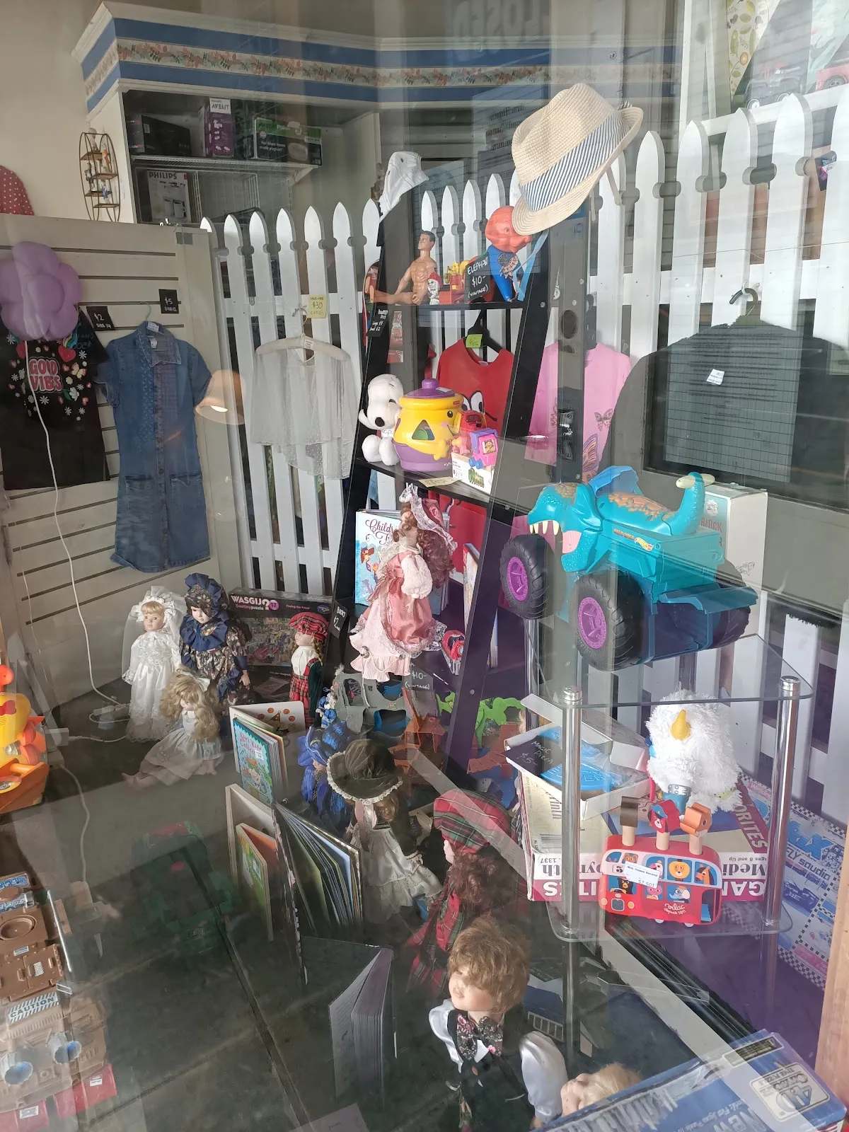 Mrs. Hope's Second Chance Emporium. (formerly Featherston Op shop.) — photo 4