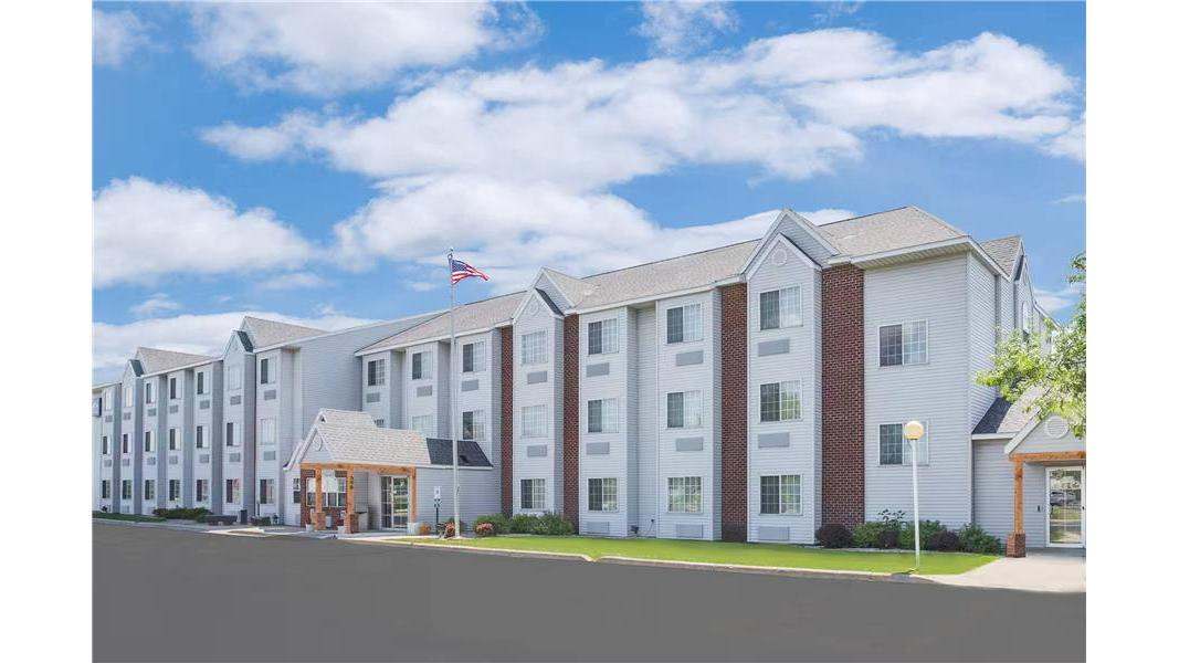 Sleep Inn & Suites Fond du Lac — photo 1
